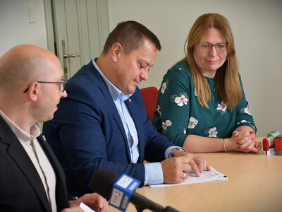 Uroczyste podpisanie umów na nowe samochody pożarnicze z wyposażeniem