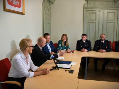 Uroczyste podpisanie umów na nowe samochody pożarnicze z wyposażeniem
