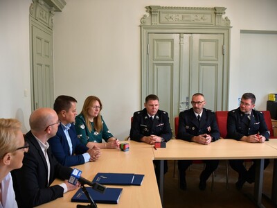 Uroczyste podpisanie umów na nowe samochody pożarnicze z wyposażeniem