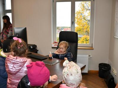 Wyjątkowa wizyta przedszkolaków w Urzędzie Gminy Sławno