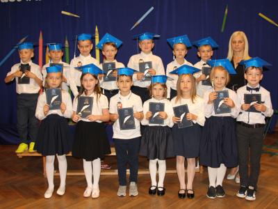 Kolorowa droga do wiedzy… czyli pasowanie na ucznia w SP w Różycy