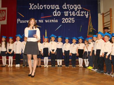 Kolorowa droga do wiedzy… czyli pasowanie na ucznia w SP w Różycy