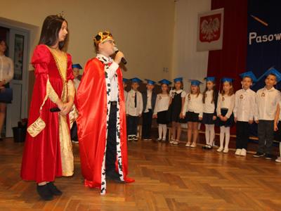 Kolorowa droga do wiedzy… czyli pasowanie na ucznia w SP w Różycy