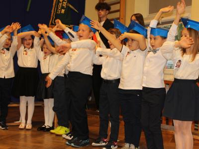 Kolorowa droga do wiedzy… czyli pasowanie na ucznia w SP w Różycy