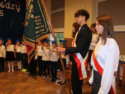 Kolorowa droga do wiedzy… czyli pasowanie na ucznia w SP w Różycy