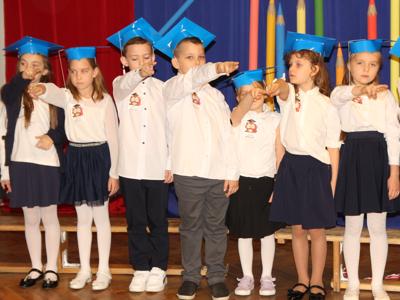 Kolorowa droga do wiedzy… czyli pasowanie na ucznia w SP w Różycy