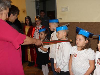 Kolorowa droga do wiedzy… czyli pasowanie na ucznia w SP w Różycy