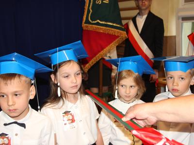 Kolorowa droga do wiedzy… czyli pasowanie na ucznia w SP w Różycy