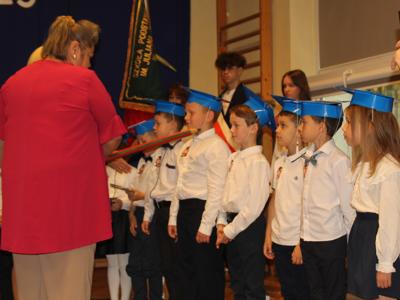 Kolorowa droga do wiedzy… czyli pasowanie na ucznia w SP w Różycy