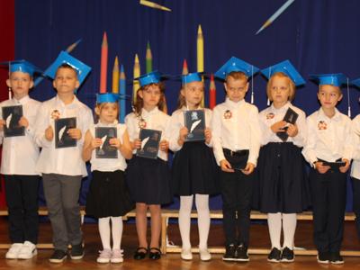 Kolorowa droga do wiedzy… czyli pasowanie na ucznia w SP w Różycy