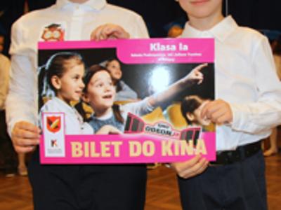 Kolorowa droga do wiedzy… czyli pasowanie na ucznia w SP w Różycy