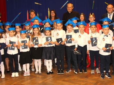 Kolorowa droga do wiedzy… czyli pasowanie na ucznia w SP w Różycy