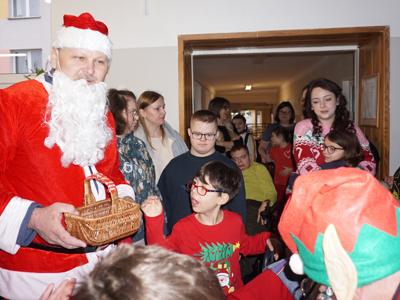Drużyna św. Mikołaja odwiedziła przedszkola i żłobki