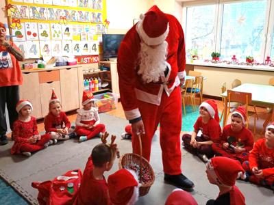 Drużyna św. Mikołaja odwiedziła przedszkola i żłobki