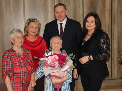 Kolejna mieszkanka Koluszek zdmuchnęła sto wieczek na urodzinowym torcie! 