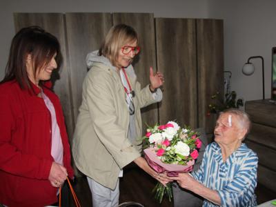 Kolejna mieszkanka Koluszek zdmuchnęła sto wieczek na urodzinowym torcie! 