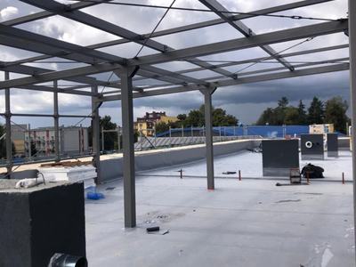 Na zdjęciu widoczny jest dach inwestycji przygotowywany pod planetarium dla uczniów.