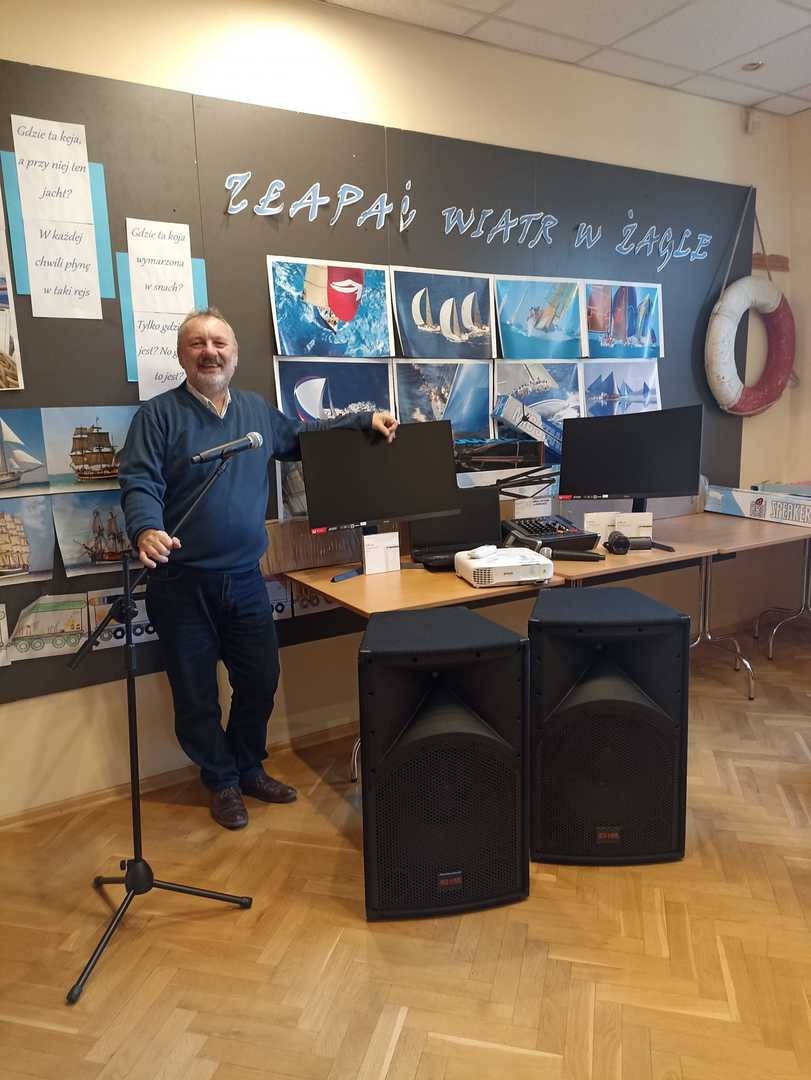 Zdjęcie przedstawia dyrektora Miejskiej Biblioteki Publicznej w Koluszkach oraz sprzęt zakupiony z pozyskanego dofinansowania.