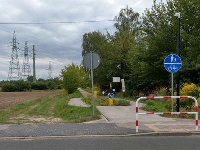 Zdjęcie przedstawia ścieżkę rowerową śladem dawnej kolejki.