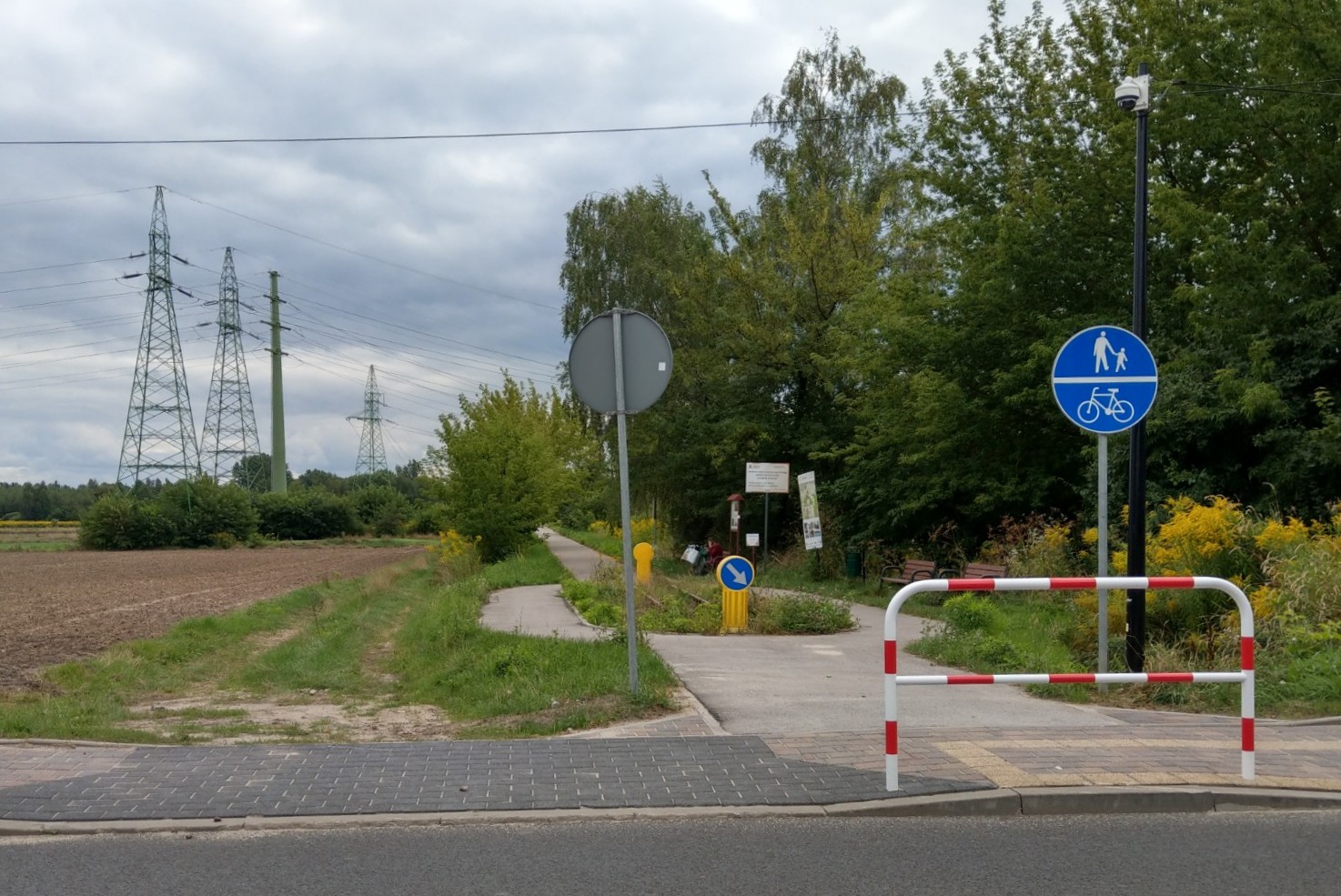 Zdjęcie przedstawia ścieżkę rowerową śladem dawnej kolejki.