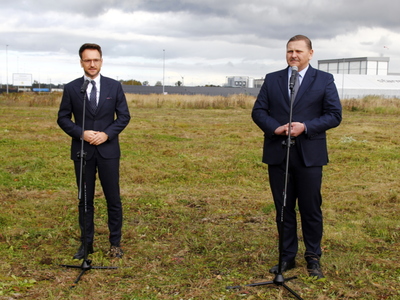 Waldemar Buda - Minister Rozwoju i Technologii oraz Waldemar Chałat - Burmistrz Koluszek podczas konferencji prasowej na terenie Strefy Ekonomicznej.