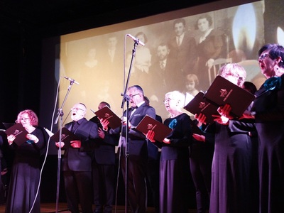 chór na scenie Miejskiego Ośrodka Kultury