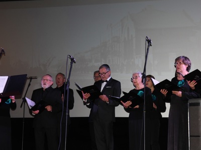 chór na scenie Miejskiego Ośrodka Kultury