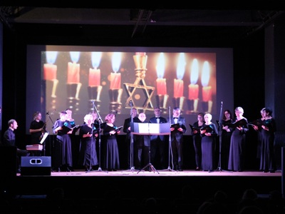 chór na scenie Miejskiego Ośrodka Kultury
