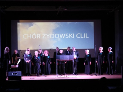 chór na scenie Miejskiego Ośrodka Kultury