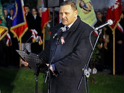Burmistrz Koluszek podczas przemówienia z okazji 11 listopada