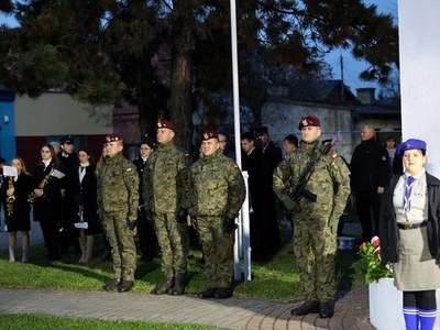 wojsko Polskie przy pomniku Orla Białego podczas obchodów 11 listopada