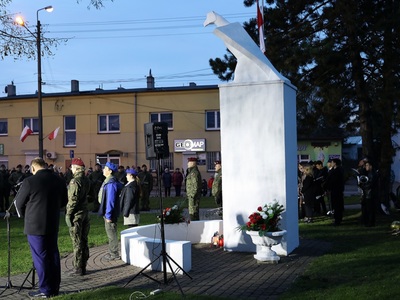 tłum osób podczas uroczystości 11 Listopada w Koluszkach