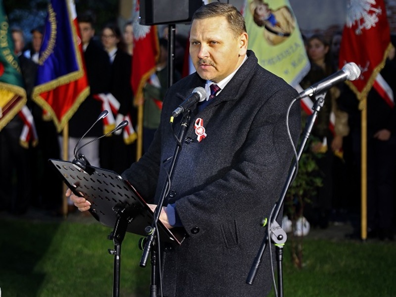 Burmistrz Koluszek podczas przemówienia z okazji 11 listopada