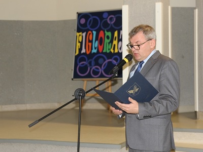 Dyrektor Szkoły Podstawowej nr 1 w Koluszkach podczas przemówienia