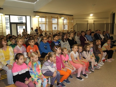 widok dzieci siedzących na widowni podczas otwarcia