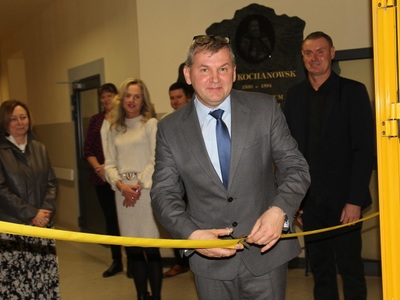 Dyrektor SP nr 1 podczas przecinania wstęgi
