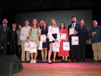 laureaci na senie wraz z min. Burmistrzem Koluszek oraz Dyrektorem MOK
