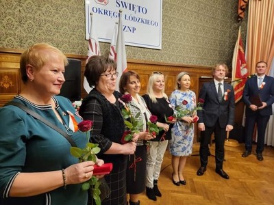 widok dyrektorów odznaczonych medalami