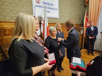 widok dyrektorów odznaczonych medalami