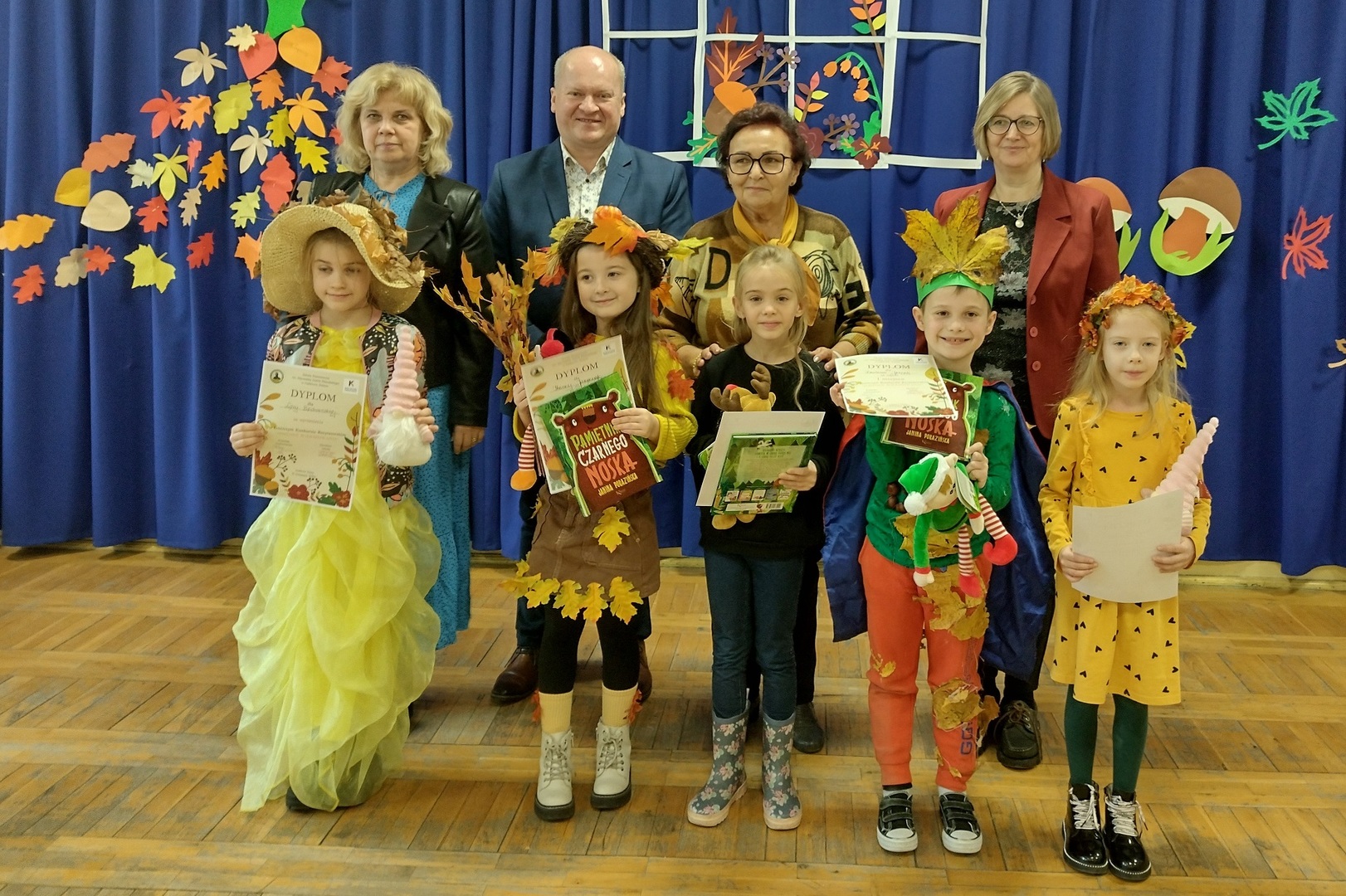 Dyrektor SP w Gałkowie Dużym, Jury oraz laureaci konkursu z klas pierwszych.