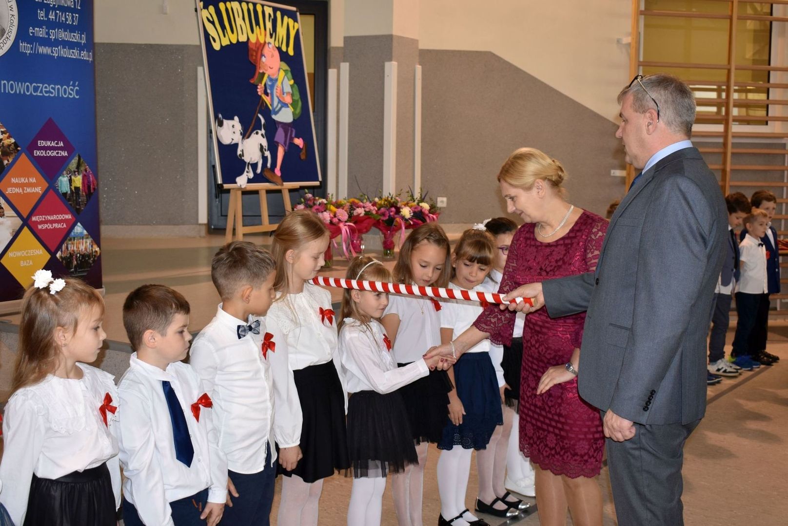 Dyrektor szkoły podczas ślubowania klas pierwszych