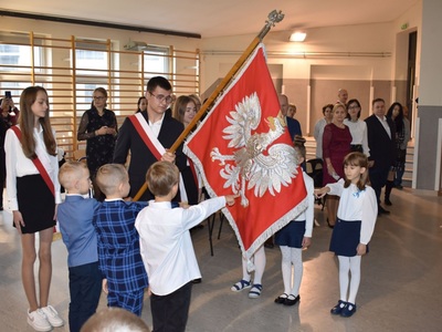 dzieci podczas ślubowania - sztandar