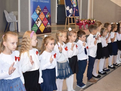 widok dzieci w trakcie ślubowania