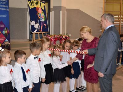 Dyrektor szkoły podczas ślubowania klas pierwszych