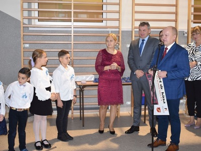 widok dzieci w trakcie ślubowania oraz dyrektora Szkoły Podstawowej nr 1  wraz z przedstawicielami innych instytucji