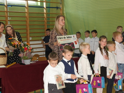 widok dzieci  i nauczycielek podczas uroczystości