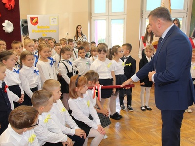 dzieci podczas uroczystości- pasowanie przez dyrektora