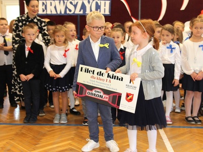 dzieci podczas uroczystości