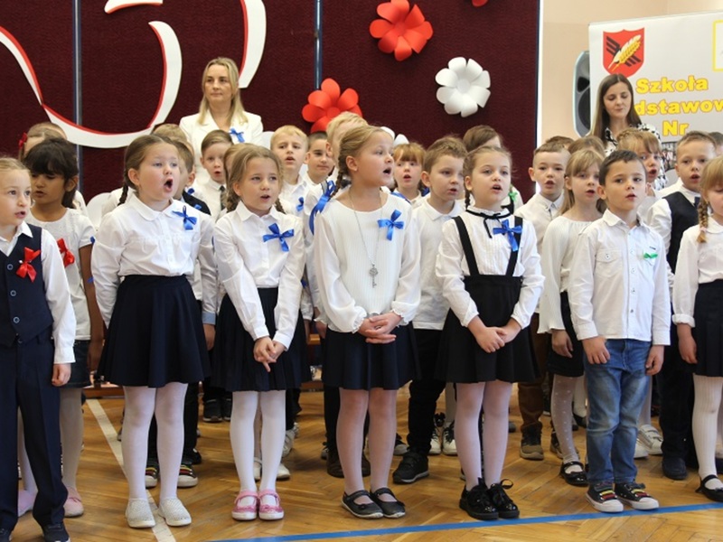 dzieci podczas uroczystości