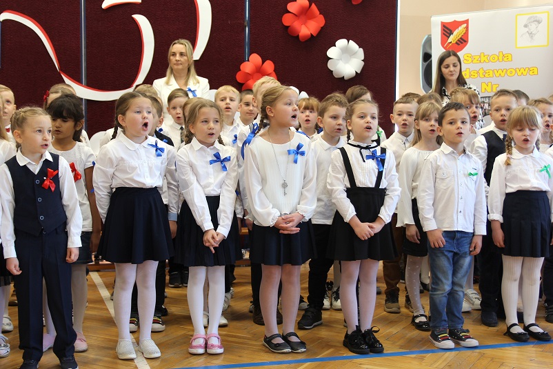 dzieci podczas uroczystości